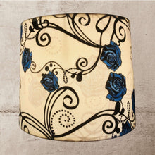 Charger l&#39;image dans la galerie, Abat jour tambour 22 cms. Contrecollé sur un coton à motifs de roses stylisées bleus.
