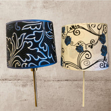 Charger l&#39;image dans la galerie, Abat jour tambour 22 cms. Contrecollé sur un batik indonésien à motifs floraux stylisés bleus.
