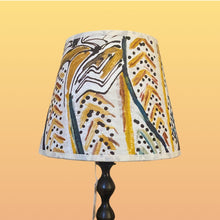 Charger l&#39;image dans la galerie, Abat-jour conique de petite taille. Diamètre 20. Contrecollé. Tissu Panache de Lalie Design
