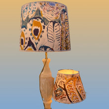 Charger l&#39;image dans la galerie, Abat-jour conique de petite taille. Diamètre 20. Contrecollé. Tissu Panache de Lalie Design
