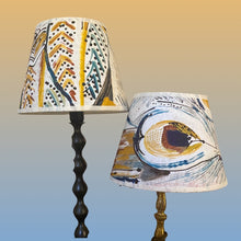 Charger l&#39;image dans la galerie, Abat-jour conique de petite taille. Diamètre 20. Contrecollé. Tissu Panache de Lalie Design
