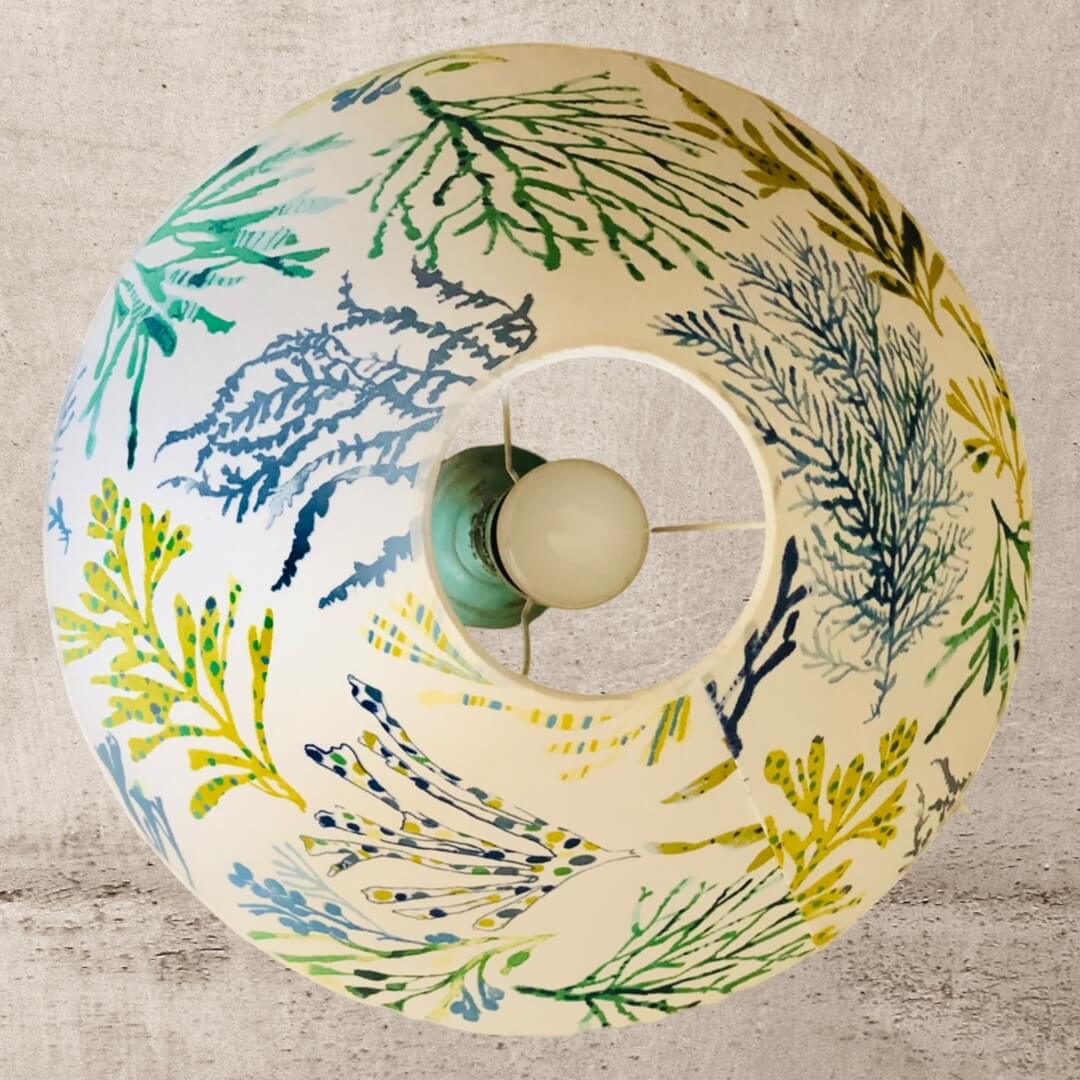 Chapeau chinois. Tissu coraux bleus verts. Haut