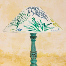 Charger l&#39;image dans la galerie, Chapeau chinois. Tissu coraux bleus verts. fond clair

