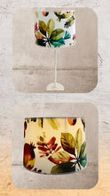 Charger l&#39;image dans la galerie, Abat jour tambour contrecollé avec un tissu d’éditeur anglais. Motifs de fruits et fleurs.
