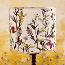 Charger l&#39;image dans la galerie, Abat-jour tambour contrecollé, revêtu d’un voile de coton blanc à motifs floraux.

