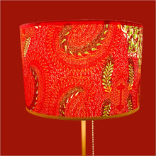 Charger l&#39;image dans la galerie, Abat-jour cylindre contrecollé sur un tissu africain dans les tons rouges, verts.
