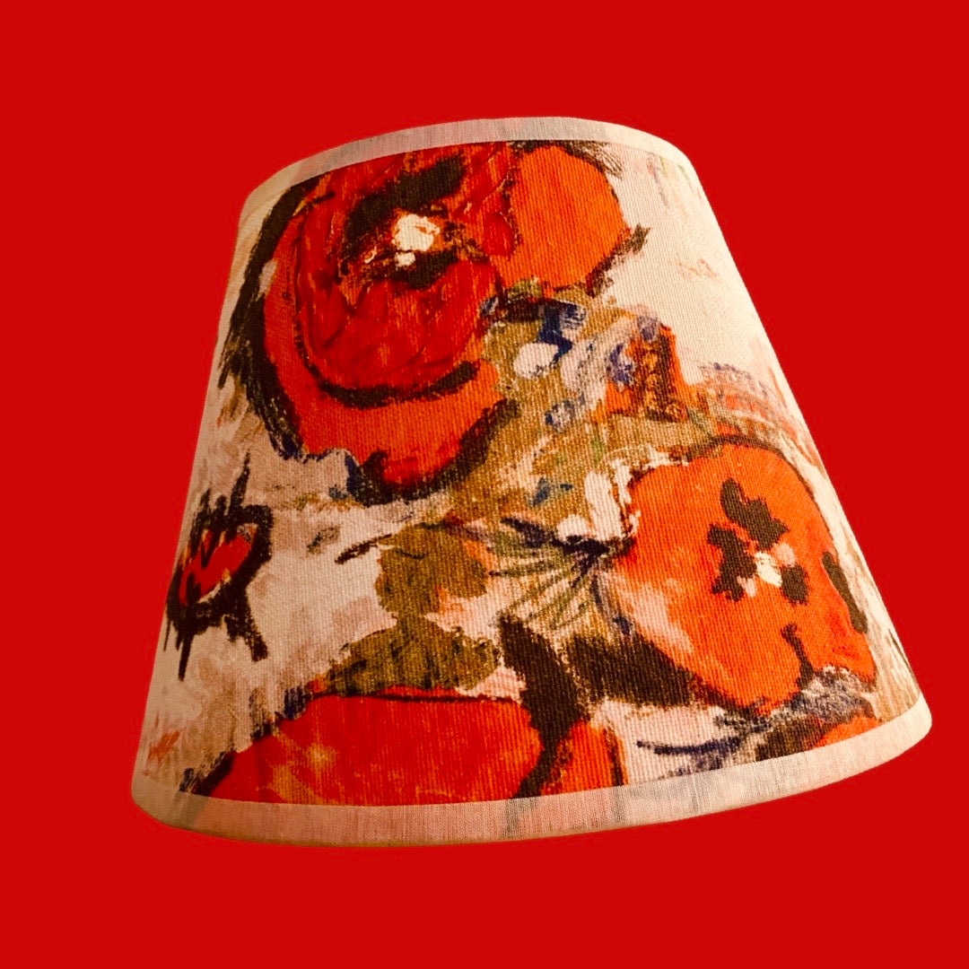 Abat-jour conique de petite taille. Diamètre 20. Contrecollé sur un tissu Coquelicots Lalie Design
