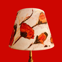 Charger l&#39;image dans la galerie, Abat-jour conique de petite taille. Diamètre 20. Contrecollé sur un tissu Coquelicots Lalie Design
