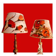 Charger l&#39;image dans la galerie, Abat-jour conique de petite taille. Diamètre 20. Contrecollé sur un tissu Coquelicots Lalie Design
