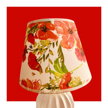 Charger l&#39;image dans la galerie, Abat-jour conique de petite taille. Diamètre 20. Contrecollé sur un tissu Coquelicots.
