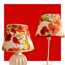 Charger l&#39;image dans la galerie, Abat-jour conique de petite taille. Diamètre 20. Contrecollé sur un tissu Coquelicots.

