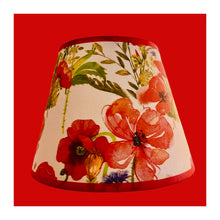 Charger l&#39;image dans la galerie, Abat-jour conique de petite taille. Diamètre 20. Contrecollé sur un tissu Coquelicots.
