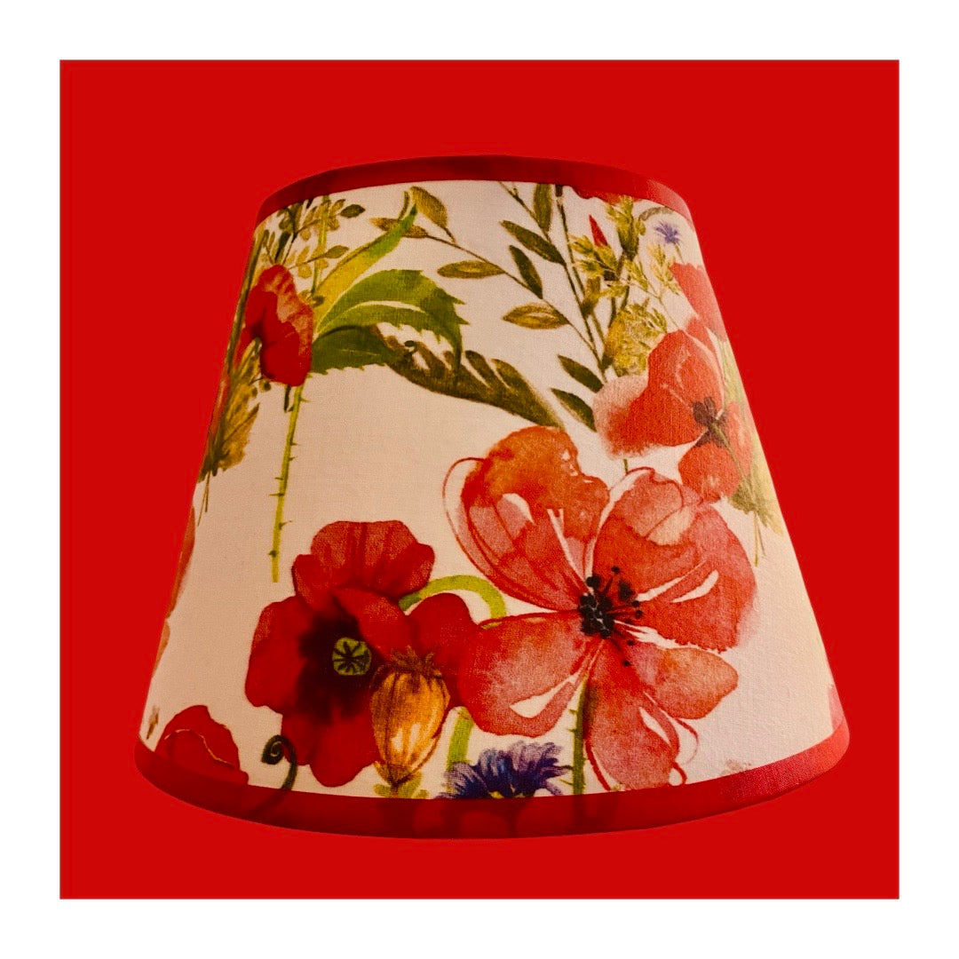 Abat-jour conique de petite taille. Diamètre 20. Contrecollé sur un tissu Coquelicots.