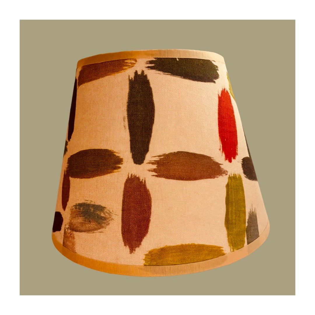Abat-jour conique de petite taille. Diamètre 20. Contrecollé. Tissu Lalie design. Géométrie