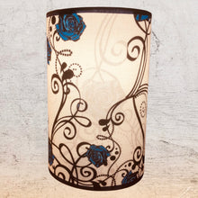 Charger l&#39;image dans la galerie, Les pitchounes. Abat- jour cylindre. Contrecollé. Tissu bleu à fleurs roses ou fond blanc, roses stylisées.
