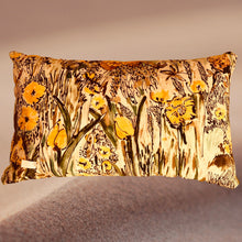 Charger l&#39;image dans la galerie, Coussins tapissiers rectangulaires avec un motif floral jaune - Tissu Primavera de Lalie Design

