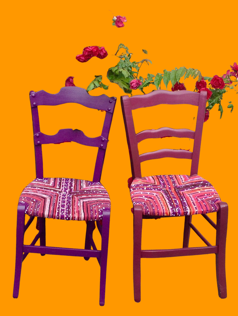 Une jolie paire d'anciennes chaises paillées. Revisitées par le travail de La Mue Créations.