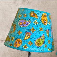 Charger l&#39;image dans la galerie, Abat-jour conique de petite taille. Diamètre 20. Contrecollé sur un tissu Designer Guild
