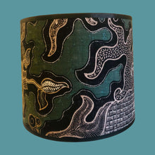 Charger l&#39;image dans la galerie, Abat-jours tambour contrecollés. Batik indonésien. Voile de coton à motifs baroques.
