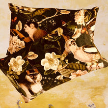 Charger l&#39;image dans la galerie, Coussins tapissiers à motif animalier et jungle (lémurs, singes, perroquets). Coton. Garnissage plumes de canard et mousse.

