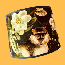 Charger l&#39;image dans la galerie, Abat jour de forme tambour, contrecollé.Coton à motifs animalier (lémurs, singes, perroquets).
