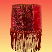 Charger l&#39;image dans la galerie, Abat jour tambour contrecollé sur une soie dans les tons mauves, fuschias. Franges 15 cms.
