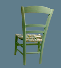 Charger l&#39;image dans la galerie, Petite chaises vert poudré. Dos fond bleu
