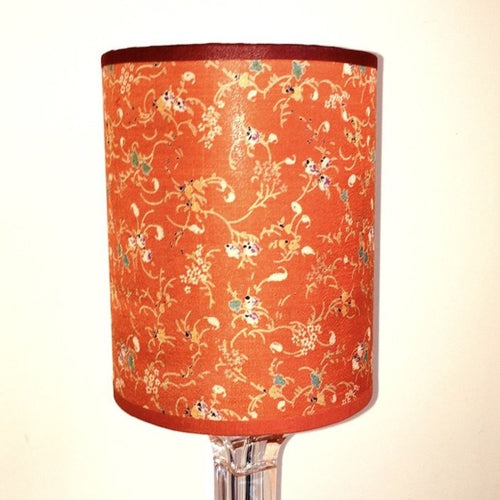 Abat-jour de forme cylindrique contrecollés sur un polyphane transparent par un tissu 100 % soie provenant d'un ancien saree.