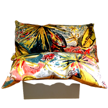 Charger l&#39;image dans la galerie, Coussins tapissiers recouverts d&#39;un tissu Lalie Design, Panama anis et d&#39;un lin ancien teint en jaune. Garnissage plumes de canard/mousse.
