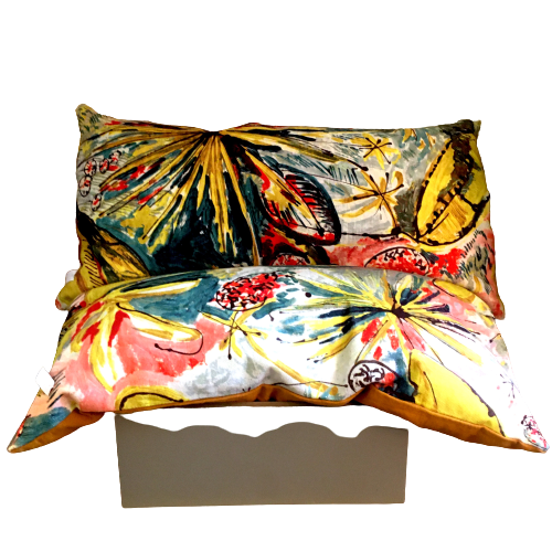 Coussins tapissiers recouverts d'un tissu Lalie Design, Panama anis et d'un lin ancien teint en jaune. Garnissage plumes de canard/mousse.