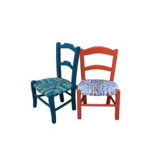 Charger l&#39;image dans la galerie, Paire de chaises enfants, paillées en tissus de couleur. fond transparent
