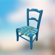 Charger l&#39;image dans la galerie, Paire de chaises enfants, paillées en tissus de couleur. Bleu. Fond neutre
