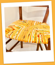 Charger l&#39;image dans la galerie, Chaise originale ancienne paillée. Tons jaunes, curry. Bois naturel. Assise
