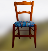 Charger l&#39;image dans la galerie, Chaise boisnat paillée en camaïeu de bleus. Fond coloré
