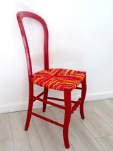 Charger l&#39;image dans la galerie, Chaise paillée rouge Fitou. 
