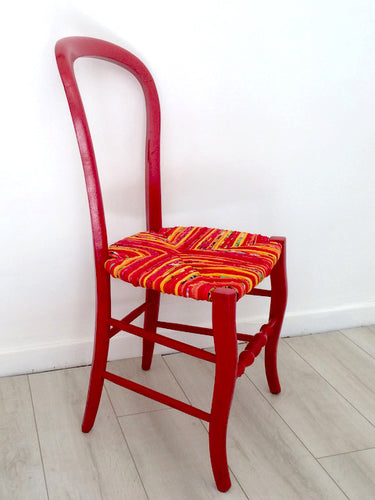 Chaise paillée rouge Fitou. 