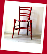 Charger l&#39;image dans la galerie, Chaise graphique rouge. Paillage camaïeu rouges. 
