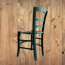Charger l&#39;image dans la galerie, Chaise à festons verte. fond bois
