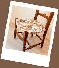 Charger l&#39;image dans la galerie, Chaise de nourrice type espagnol paillée en tissus de couleur. Assise
