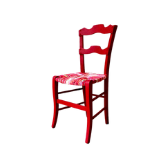 Charger l&#39;image dans la galerie, Chaise paillée ancienne revêtue d&#39;un paillage dans les tons rouges, roses, écru avec une pointe de vert.t Vue 3/4
