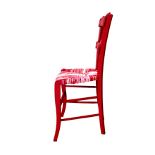 Charger l&#39;image dans la galerie, Chaise paillée ancienne revêtue d&#39;un paillage dans les tons rouges, roses, écru avec une pointe de vert.t Vue profil
