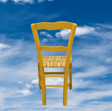 Charger l&#39;image dans la galerie, chaise paillée en torons de tissus repeinte en jaune curry. Paillage jaune avec des touches de bleus. fond de ciel
