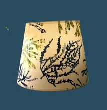 Charger l&#39;image dans la galerie, Abat-jour tambour de petite taille revêtu d&#39;un tissu à motifs marin ... tropical
