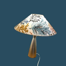 Charger l&#39;image dans la galerie, Abat-jour en forme de chapeau chinois  - diamètre 45 cms - revêtu d&#39;un tissu à motifs marin ... tropical
