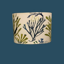 Charger l&#39;image dans la galerie, Abat-jour ovale - revêtu d&#39;un tissu à motifs marin ... tropical
