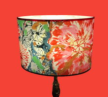 Charger l&#39;image dans la galerie, Abat-jour ovale, cylindrique ou tambour (taille à choisir) recouvert d&#39;un tissu floral Lalie Design
