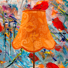 Charger l&#39;image dans la galerie, Abat-jour pagode fleurs à festons bas, soie et lin, voile de coton orange. Détail de la finition. soutache. Face voile de coton à motifs baroques.
