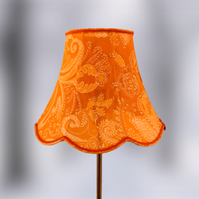 Charger l&#39;image dans la galerie, Abat-jour pagode fleurs à festons bas, soie et lin, voile de coton orange. Face voile
