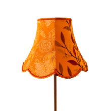 Charger l&#39;image dans la galerie, Abat-jour pagode fleurs à festons bas, soie et lin, voile de coton orange, profil sur fond transparent

