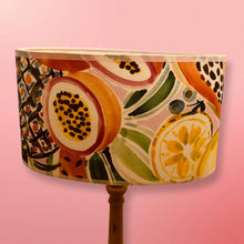 Charger l&#39;image dans la galerie, Abat jour revêtus d&#39;un tissu de coton à motifs de fleurs et fruits tropicaux stylisés. Forme ovale 2.
